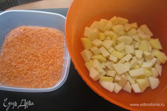 Чечевицу промыть до прозрачной воды. Картофель очистить и порезать небольшими кубиками.