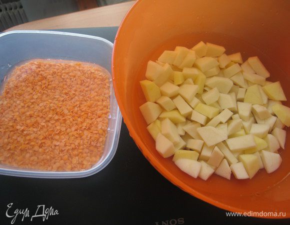 Чечевицу промыть до прозрачной воды. Картофель очистить и порезать небольшими кубиками.