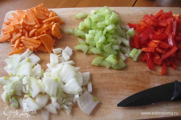 Приготовить овощи: морковь порезать соломкой, лук мелко, сельдерей и перец брусочками.
