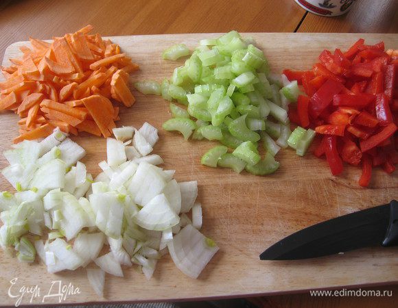 Приготовить овощи: морковь порезать соломкой, лук мелко, сельдерей и перец брусочками.