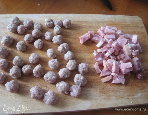 Мясо с луком пропускаем через мясорубку, солим по вкусу. Лепим из фарша маленькие фрикадельки. Бекон режем соломкой.