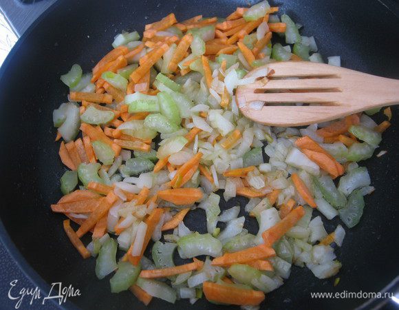 На сливочном масле обжариваем лук в течении 1-2 минут, выкладываем морковь и сельдерей, оставляем на огне ещё на 2-3 минуты.