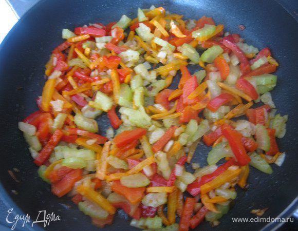 Добавляем перец, закрываем крышкой и на небольшом огне готовим почти до готовности.