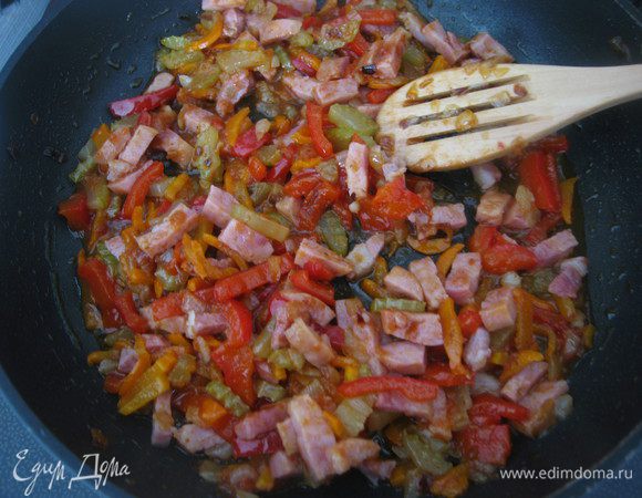 К овощам выкладываем бекон, карри, сацебели, держим на огне 2-3 минуты. 