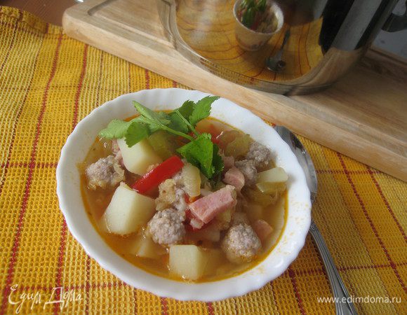 В бульон выкладываем фрикадельки, готовим 5 минут, добавляем овощи, доводим до кипения. Подаём со сметаной и кинзой.