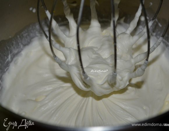Взбить в миксеру размягченный сливочный сыр с сахаром. Добавить скорость и вылить охлажденные густые сливки. Взбивать до мягких пиков.