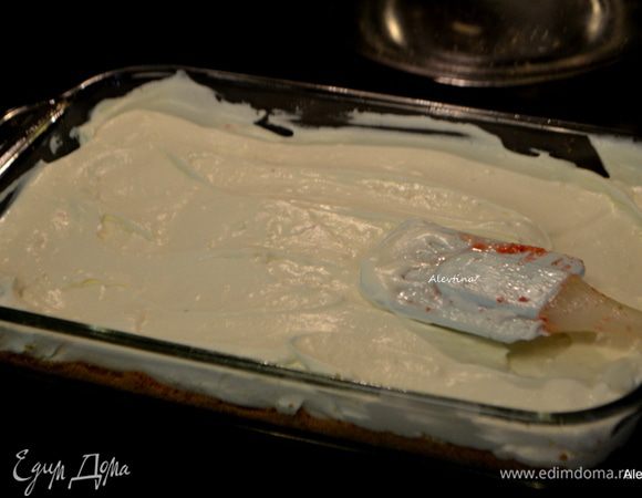 Вылить сливочный крем поверх охлажденной основы. Распределить ровно и дать постоять в холодильнике 30 минут.