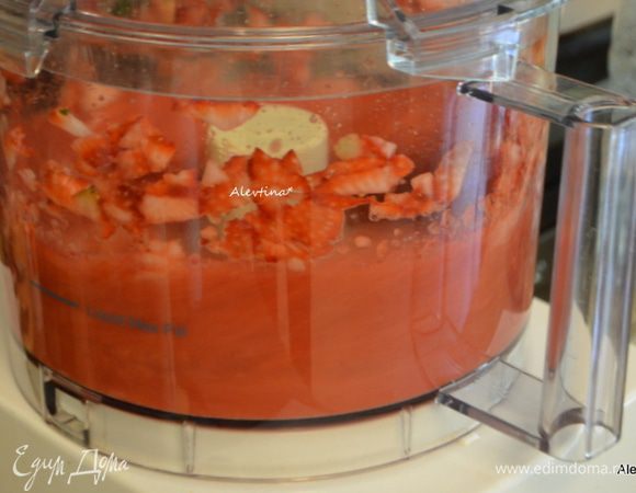 Клубнику очистить, положить в кухонный процессор 500 гр или 4 стакана и взбить до пюреобразного состояния.