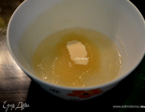 Желатин залить холодной водой и дать постоять 5 минут.