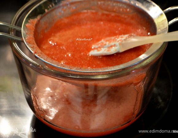 Клубнику пюрированную пропустить через сито в кастрюльку. Добавить сахар, соль и поставить на средний огонь. Довести до кипения. как пузырьки появятся варить еще 5 минут помешивая. Снять с огня.