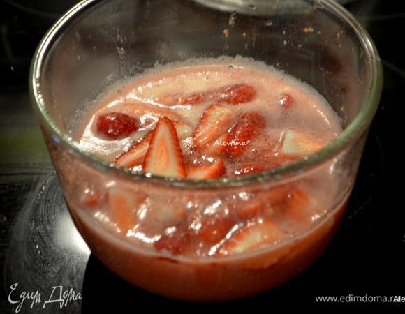 Добавить желатин в клубничное пюре, перемешать, чтоб он разошелся. Перелить в блюдо и добавить клубнику кусочками, перемешать. Дать постоять 30 минут