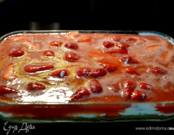 Вылить клубнику поверх сливочного слоя. Поставить в холодильник на 4 часа или ночь охлаждаться.