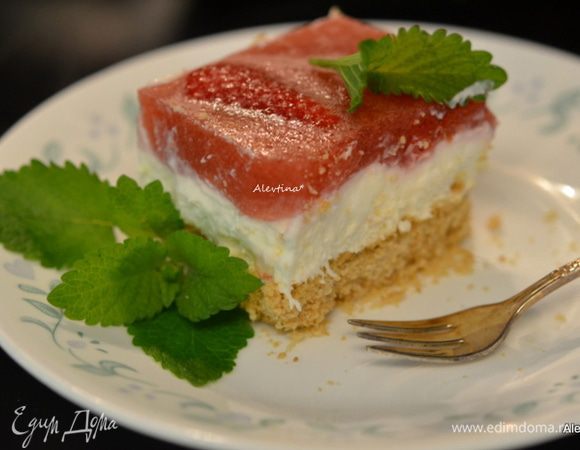 Разрезаем на квадраты, украшаем мятой по желанию. Подаем к столу. Ммм, тихо, вкуснотища...