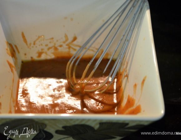 Разогреть духовку или гриль до 160 гр. Cмешать в емкости все для соуса.