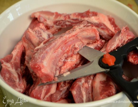 Свиные ребрышки порезать кухонными ножницами на отдельные ребрышки.