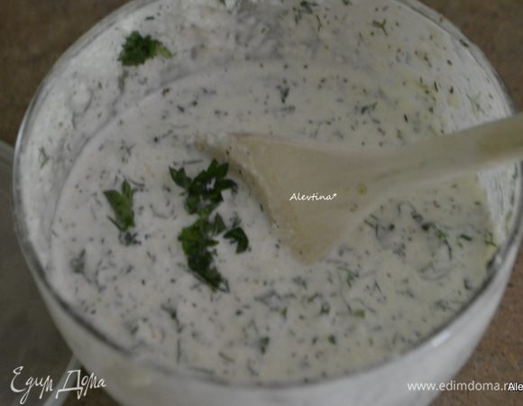 Смешать нежирную сметану, готовый протертый хрен, порезанную мелко зелень, соль и перец в емкости.