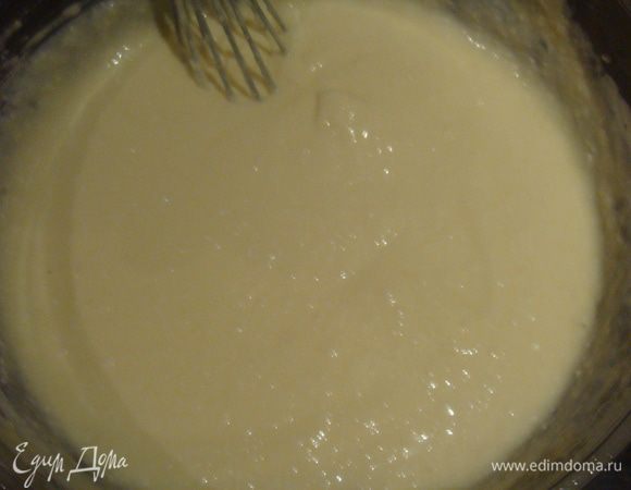 Перемешать творог, сметану, яйца, 120 грамм сахара, ваниль. Яблоки очистить от шкурки и натереть на крупной терке.