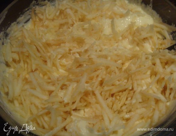 Творожную массу соединить с яблоками, перемешать.