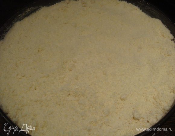 На дно формы выложить большую часть теста. На тесто выложить аккуратно творожную массу, сверху присыпьте оставшейся крошкой.