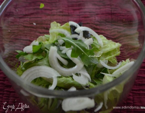Салат ромэн порвать, салатный микс со свежими и молодыми листьями смешать с ромэном. Лук тонко порезать.