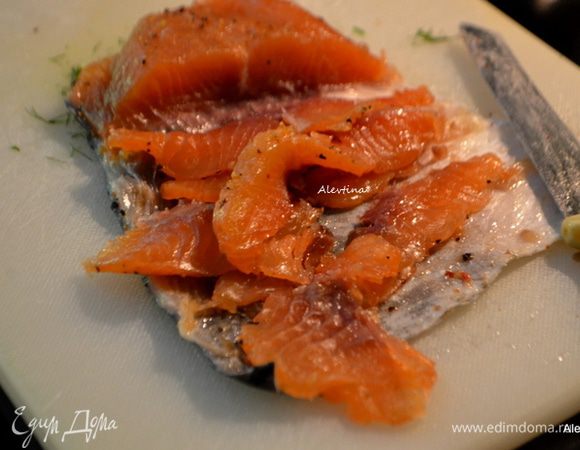 Копченную семгу или семгу малосоленую домашнего приготовления порезать тонко. Здесь рецепт? который подойдет как для семги? так и для форели.
http://www.edimdoma.ru/retsepty/55014-marinovannaya-raduzhnaya-forel