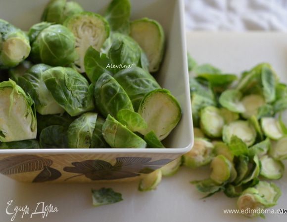 Разогреть духовку на 200 гр. Капусту брюссельскую очистить и порезать на половинки.