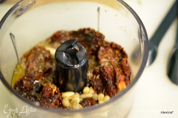 Кедровые орешки слегка поджарить. В кухонный процессор налить воды и оливковое масло, добавить вяленые томаты (желательно без масла, сухие), чеснок, кедровые орехи, уксус, орегано, пармезан. Все вместе измельчить.