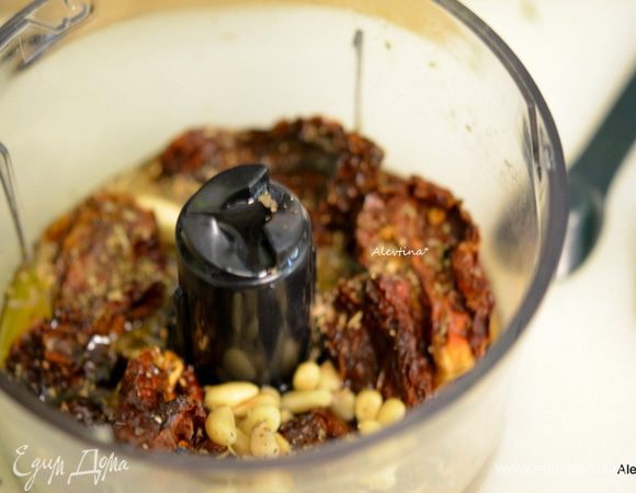 Кедровые орешки слегка поджарить. В кухонный процессор налить воды и оливковое масло, добавить вяленые томаты (желательно без масла, сухие), чеснок, кедровые орехи, уксус, орегано, пармезан. Все вместе измельчить.