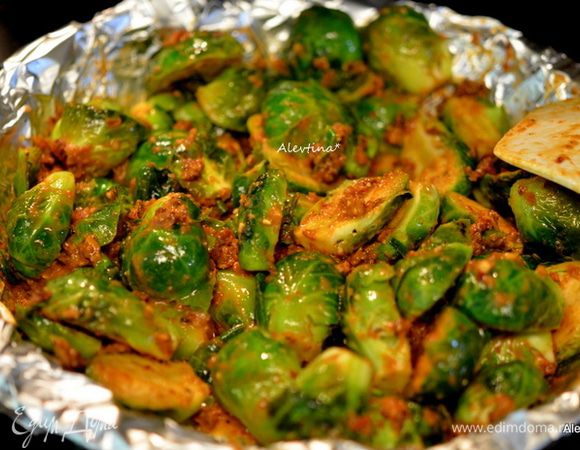 Смешать с брюссельской капустой готовое песто. Я поставила на несколько минут в горячую выключенную духовку.