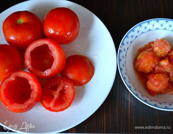 Рецепт рассчитан на 5 помидоров, весом 750 г. Помидоры вымыть и срезать у них верхушку. Извлечь осторожно всю мякоть из помидоров. А получившиеся "коробочки" перевернуть, чтобы стекла лишняя жидкость. Мякоть отделить от семян и измельчить с помощью блендера. Взвесить количество измельченной помидорной мякоти. И отмерить равное ее весу количество кускуса! У меня получилось 90 г томатного пюре, поэтому в ингредиентах указано 90 г кускуса.   