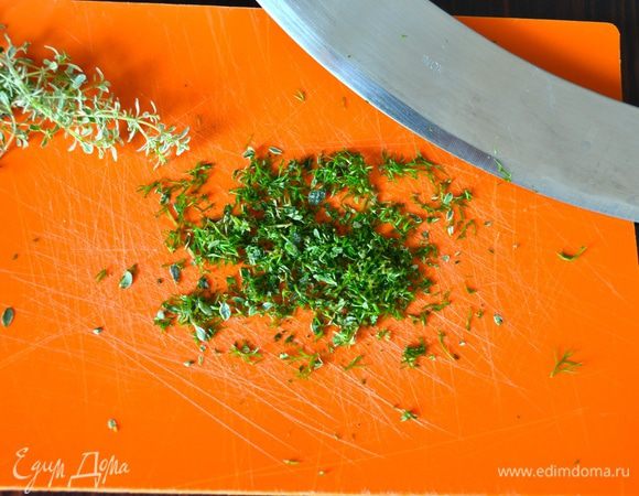 Зелень вымыть, осушить и измельчить.