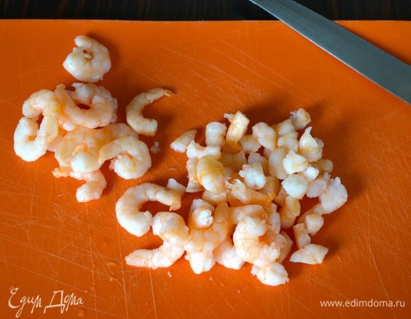 Креветки промыть и нарезать кусочками.