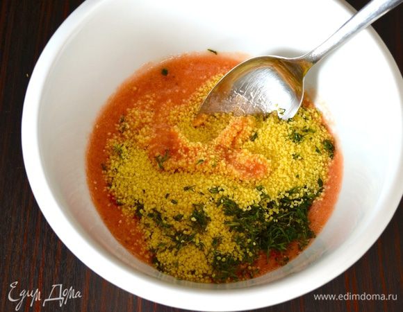 В миске смешать томатную мякоть, измельченную в пюре, кускус и зелень.