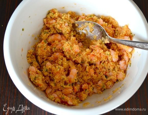 Добавить порезанные креветки и перемешать. Посолить и поперчить по вкусу! 