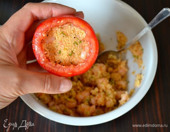 Наполнить помидоры полученной смесью на 2/3.