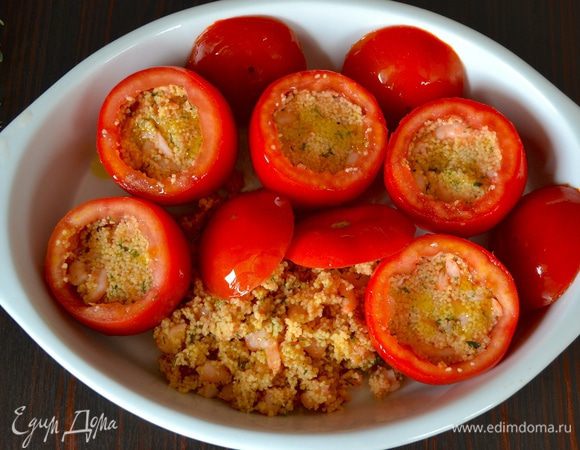 Выложить помидоры в огнеупорную формы, "крыжечки" от помидоров положить рядом, выложить также оставшийся кускус. Сбрызнуть все слегка оливковым маслом. Поставить в разогретую до 190°C духовку на 30 минут.