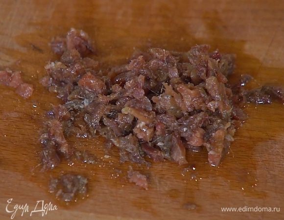 Анчоусы очень мелко порубить.