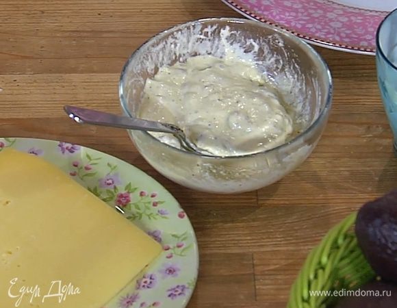 Приготовить заправку: измельченные анчоусы соединить с уксусом, сливками и оливковым маслом, поперчить и перемешать.