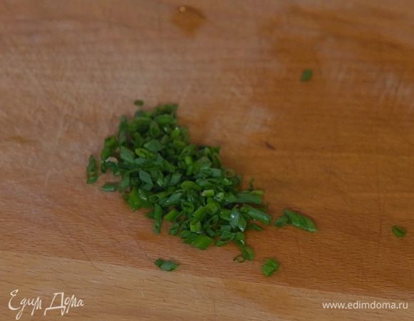 Шнитт-лук мелко порезать.
