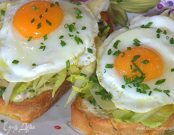 На каждый бутерброд выложить по яйцу, посолить и посыпать оставшимся шнитт-луком.