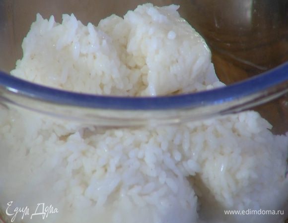 Рис отварить согласно инструкции на упаковке.