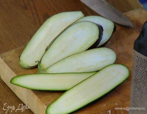 Баклажан и цукини нарезать вдоль тонкими пластинами.