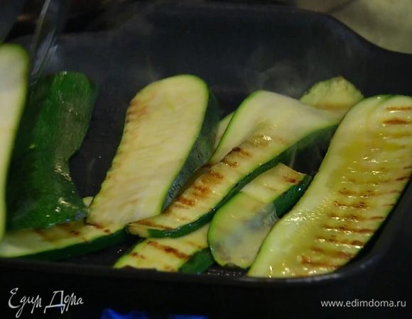 Разогреть в сковороде-гриль 2 ст. ложки оливкового масла Extra Virgin и обжаривать нарезанные овощи с двух сторон до появления золотистых полосок, затем посолить, посыпать перцем чили и черным перцем.