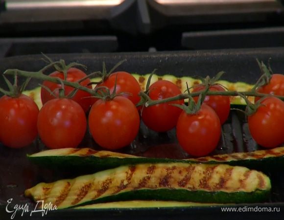 Помидоры на веточке посолить, поперчить и обжарить на той же сковороде, где жарились цукини и баклажаны.