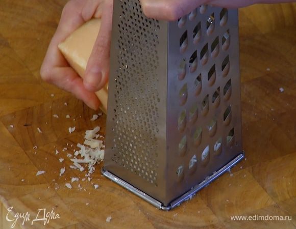 Твердый сыр натереть на крупной терке.