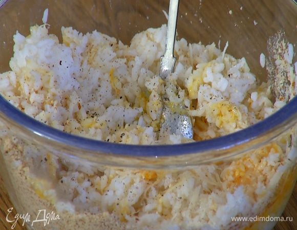В отваренный рис добавить яйцо, желтки, большую часть натертого сыра, измельченный миндаль, посолить, поперчить и все перемешать.