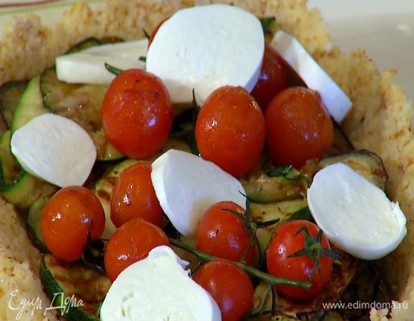 Моцареллу нарезать кружками и выложить на овощи.