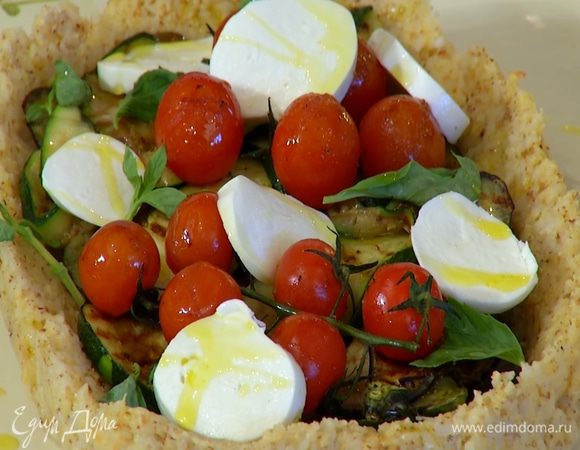 Украсить кростату листьями базилика и сбрызнуть оставшимся оливковым маслом.