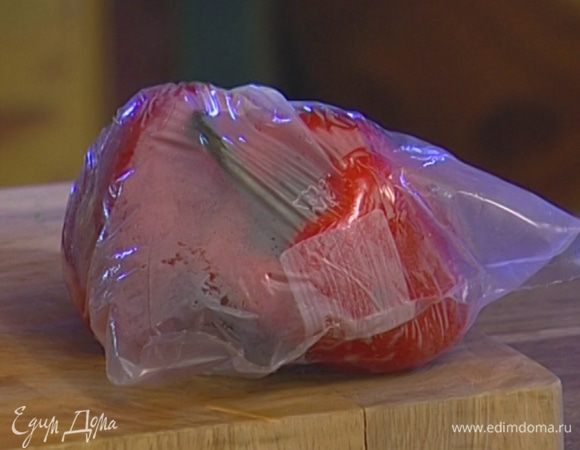 Сладкий перец запечь под грилем или в духовке до черноты, поместить в целлофановый пакет и плотно закрыть, затем очистить от кожицы и удалить семена.