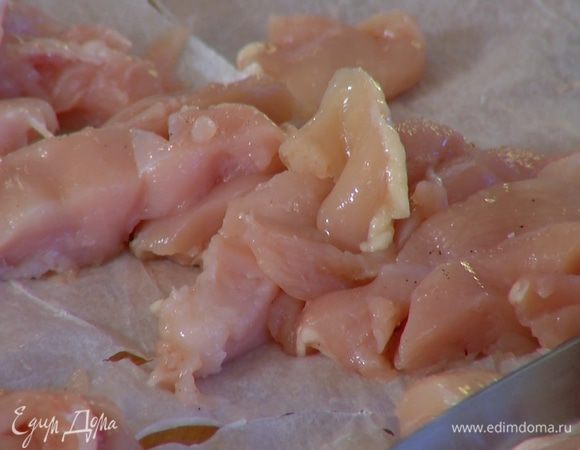 Филе посолить, поперчить, поместить между двух слоев пищевой бумаги или пленки и слегка отбить скалкой, а затем нарезать небольшими полосками.